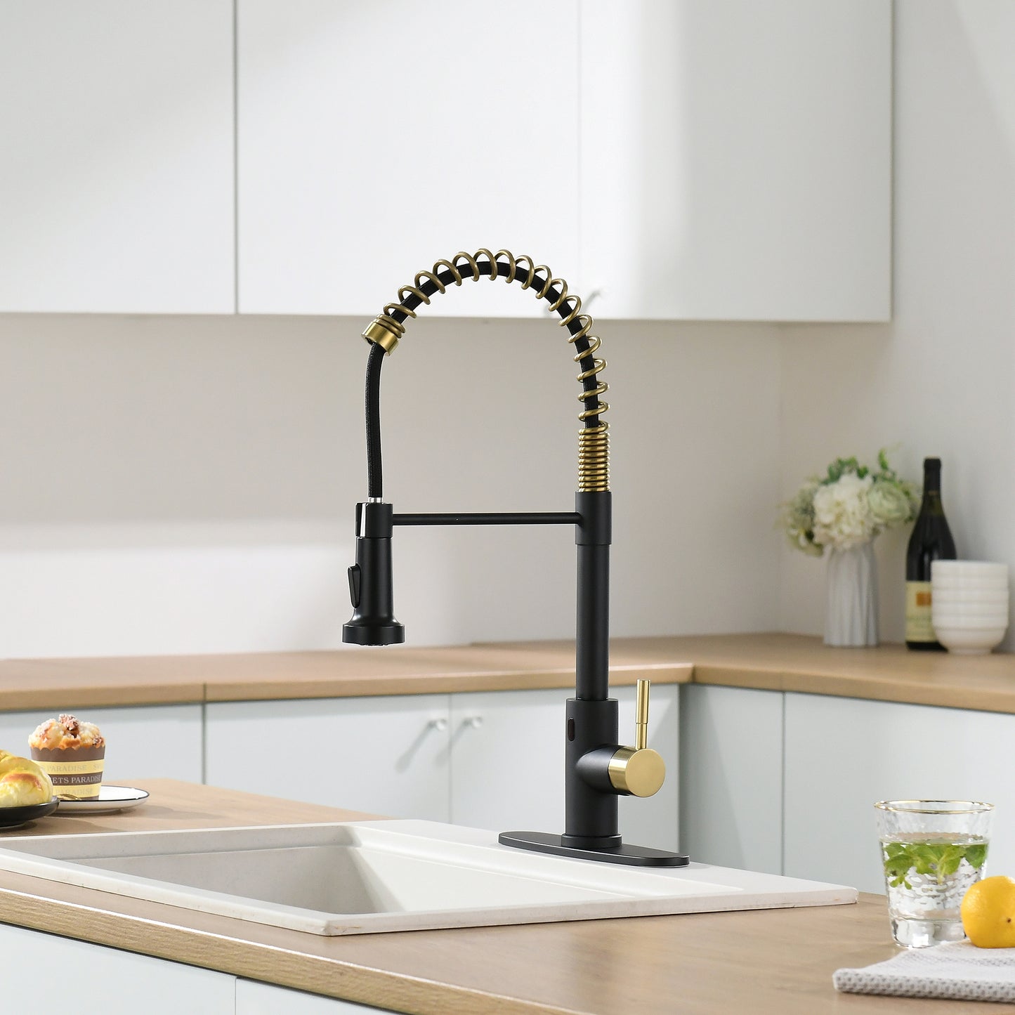 Single-Handle Touchless Sensor Gooseneck Pull-Down Sprayer Kitchen Faucet