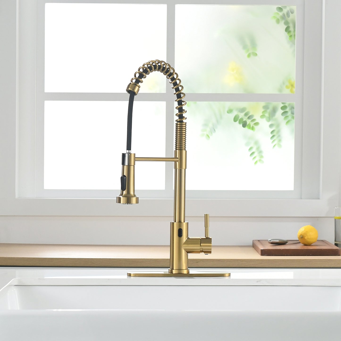 Single-Handle Touchless Sensor Gooseneck Pull-Down Sprayer Kitchen Faucet